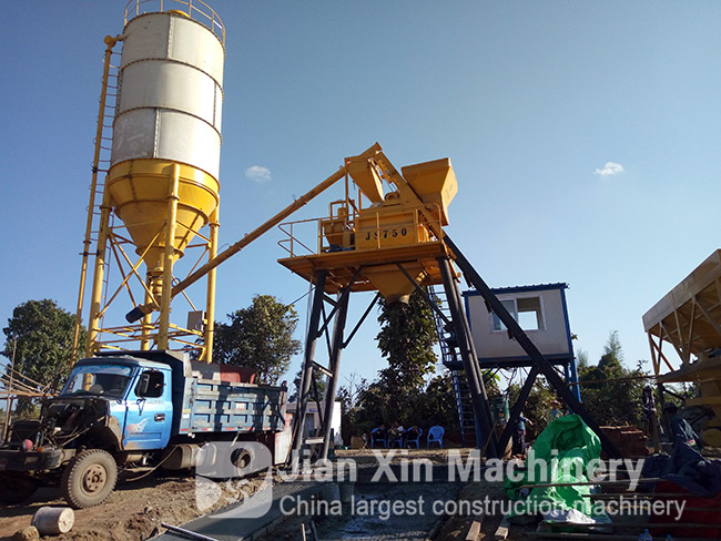 The 35 square meter concrete mixing plant newly built in zhengzhou, with the JS750 concrete mixer as the main engine, works on the construction site.