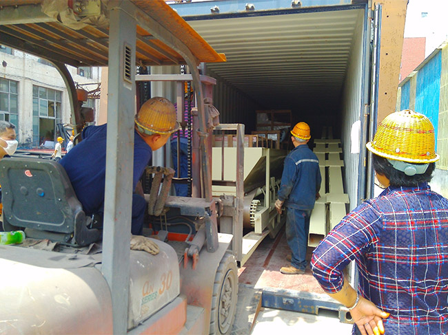 The sales continued and Zhengzhou Jianxin Machinery exported a set of YHZS25 mobile concrete batching plant to Hungary.